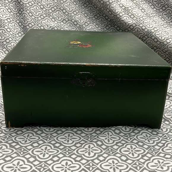 Vintage jewelry/memory box forest green with flowers painted on top - Picture 2 of 9
